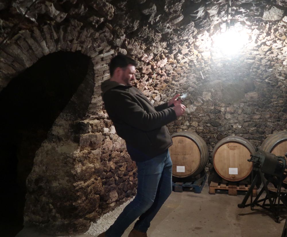 Champagne Perrine Fresne: Kevin disgorging a bottle